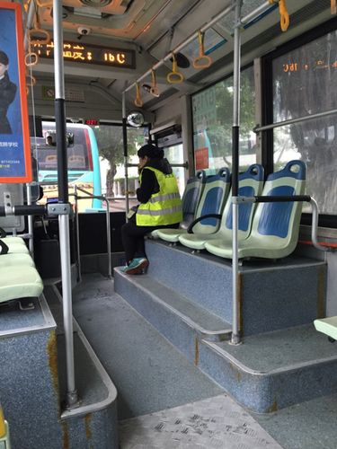 上了公交车之后,售票员对乘客完全不屑一顾,令人震惊.