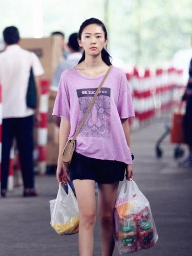 嫁入豪门的童瑶真阔气,下厨穿着近万元的t恤,素颜下反而更嫩了