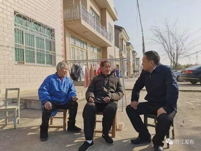 潜江市张金镇党委书记深入基层走访慰问贫困户