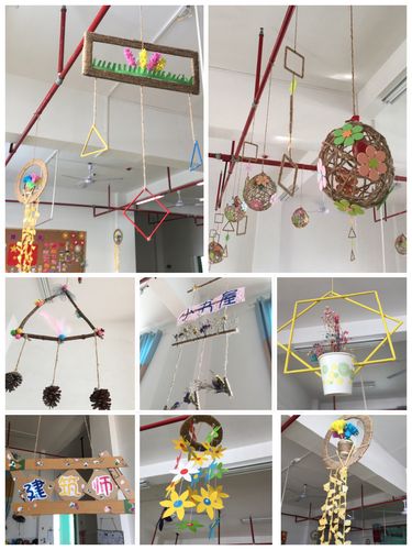 看,这是吊饰都是老师们利用废旧材料制作的,既美观又节约.