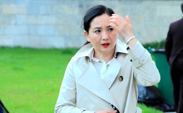 陶慧敏老了也挺会搭配,穿卡其色大衣优雅大气,但口红有点违和