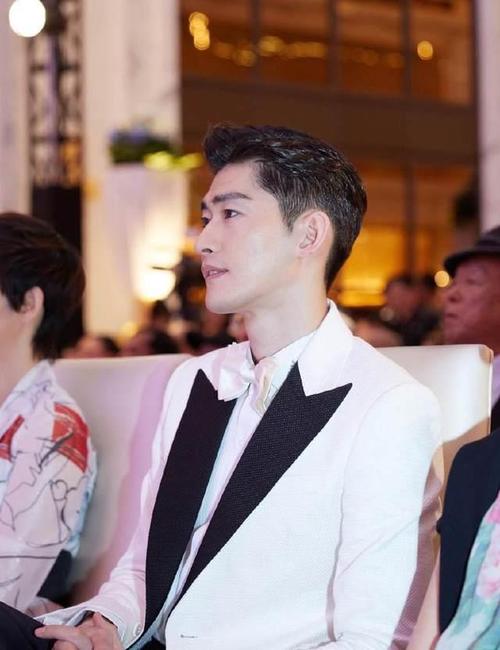 王凯晒侧脸照还挺帅的,张翰同样的姿势拍照好看吗?