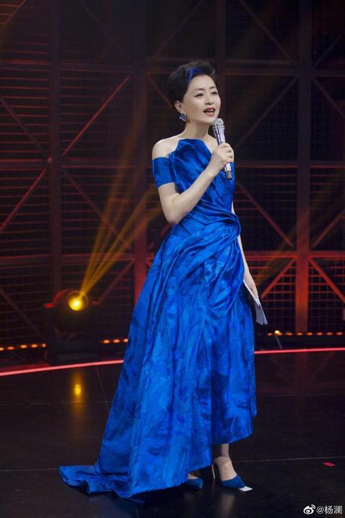 9月4日《乘风破浪的姐姐》成团之夜上,担任主持人的杨澜[微博]在微笑