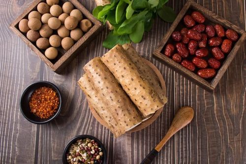 山药切块,珍珠米,红枣洗净备用; 2,水烧开后依次放入珍珠米,山药,红枣