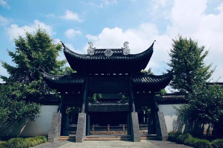 各地百姓民不聊生,乌镇的地方守将乌赞将军为了护佑一地属民的安定战