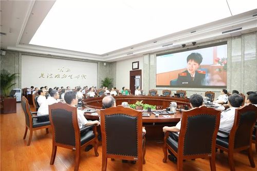 在 审判委员会会议室,大家观看了百期"公众开放日"视频集锦和微电影