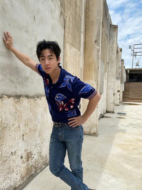 简介:刘宪华花衬衫牛仔裤帅气街拍图片,分享一组刘宪华图片给大家,图