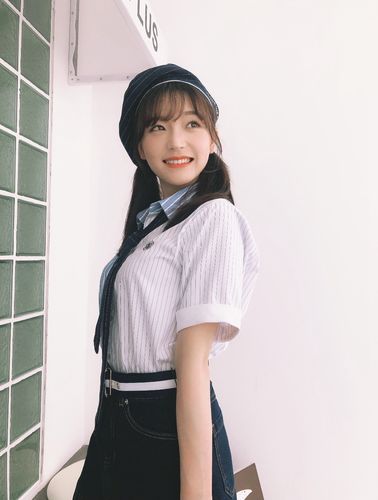 谢蕾蕾最新写真来袭,校园制服小清新,甜度爆棚