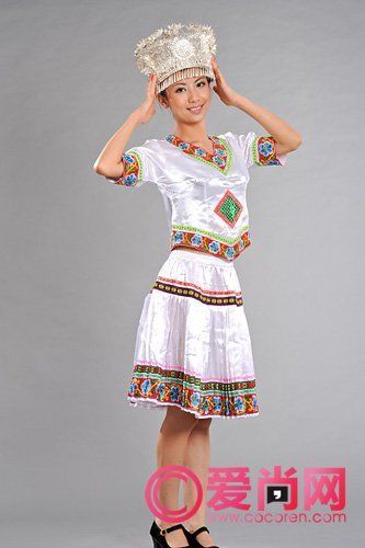这一套白色的苗族服饰在浓郁的民族服饰色彩中显得格外与众不同,而在