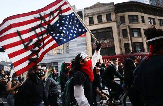 美国将陷入解体危机13个州举起独立大旗拜登政府面临两大困境