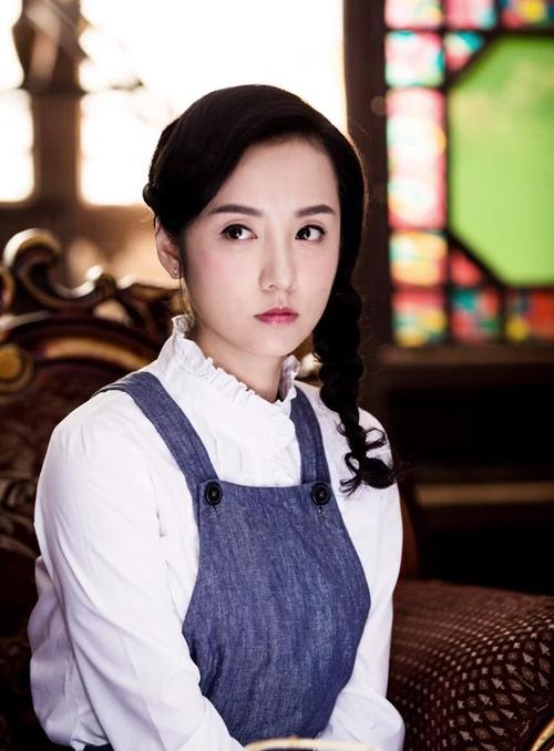 确实,吕一出道就和霍建华搭档《新一剪梅》,之后和唐嫣搭档了《x女