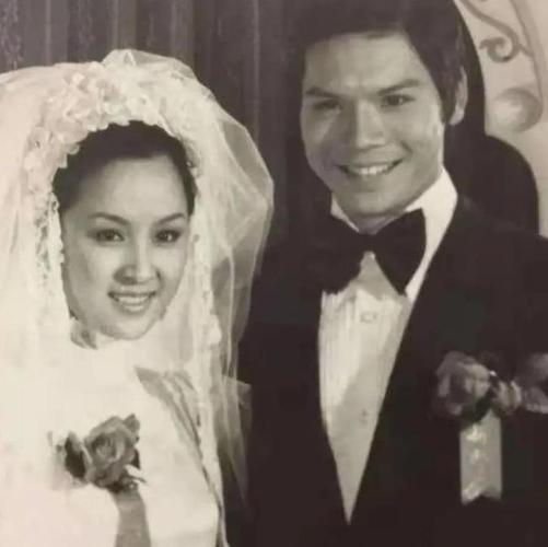 向华强前妻丁佩,究竟何德何能,能让霸道的向太心甘情愿养她40年