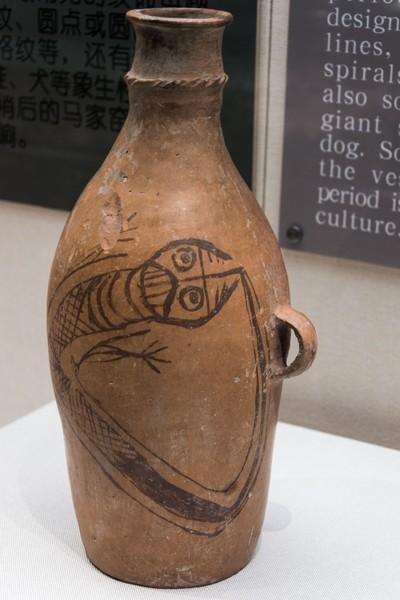仰韶文化中期(距今6000~5500年)鲵鱼纹彩陶瓶&nbsp;甘谷县西坪出土