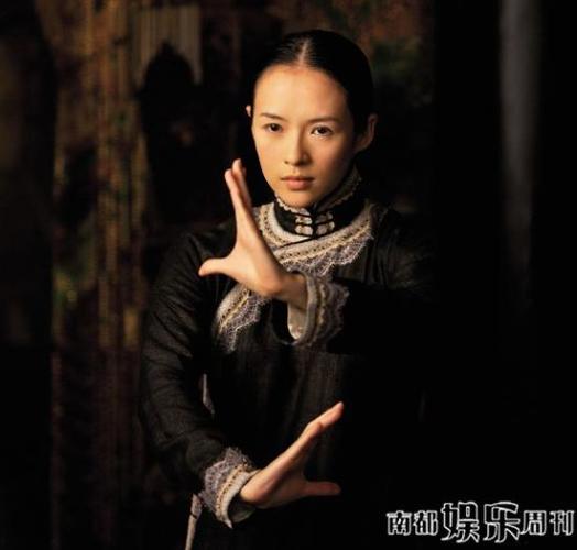 章子怡在电影中的服装造型变化不大,但每次出场的服装细节更替充分