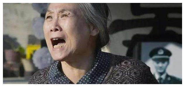 她《药神》中的老太太,因意外被带进演艺圈,没想到儿子来头更大