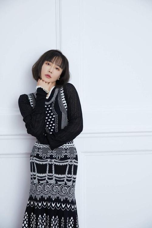 与以往影视剧中塑造的小三形象不同的是,张姝扮演的这位横刀夺爱的卓