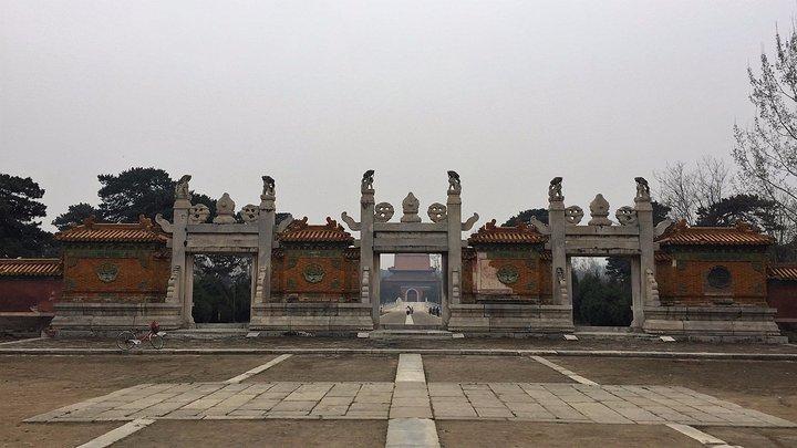 清世宗泰陵居于清西陵陵区的中心位置是清西陵中建筑最早规模最大的