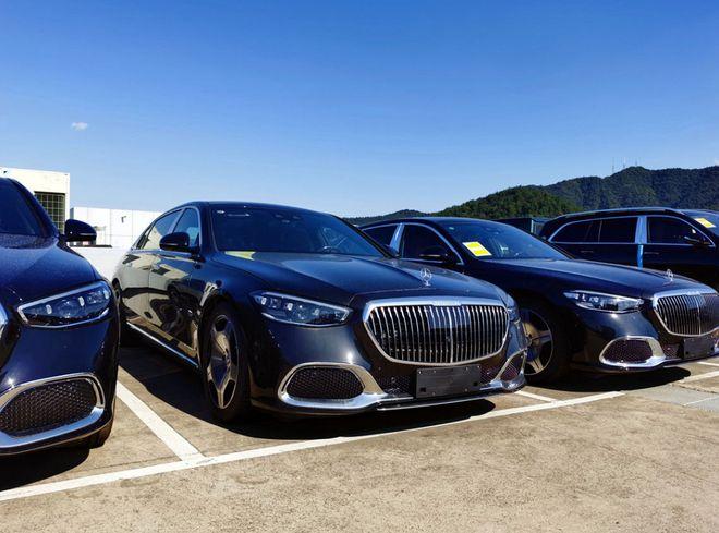 奔驰迈巴赫s480三叉星徽立标熠熠生辉