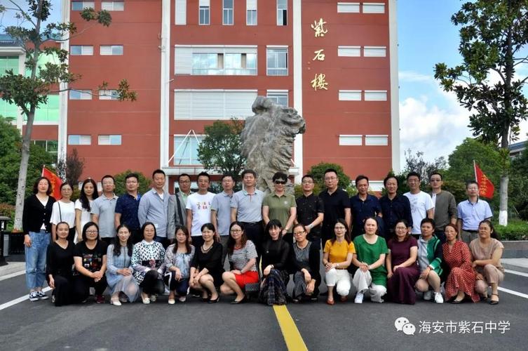 活动结束后,领导,专家们分别与海安市初中语文乡村骨干教师培育站学员