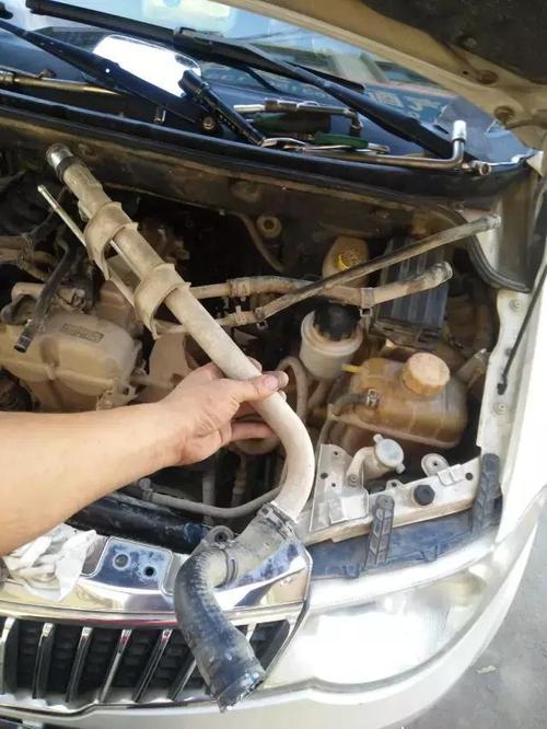 五菱宏光1.2排量lmh发动机节温器拆除作业