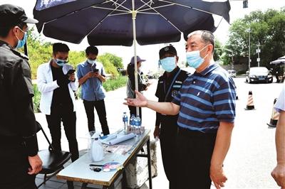 2019年优秀街巷长齐志强(右)正在"巡街"