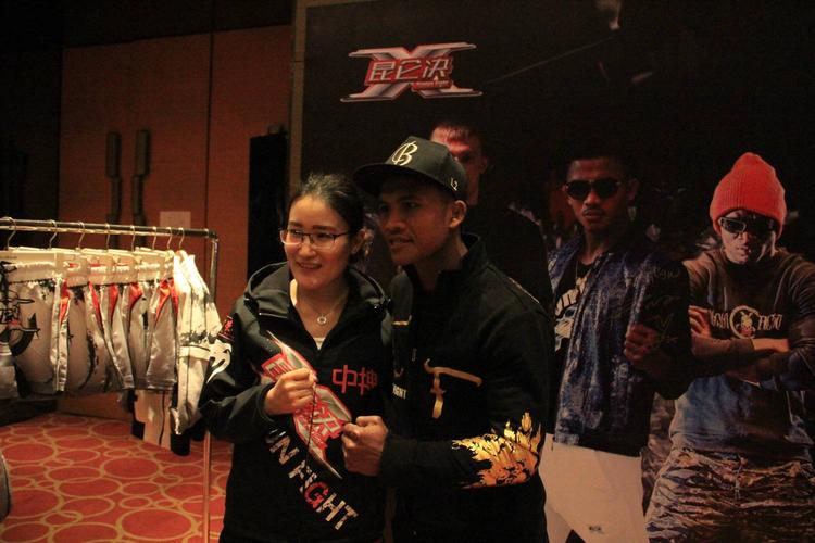 组图-泰拳王子播求成万人迷 粉丝索要签名合影一一满足