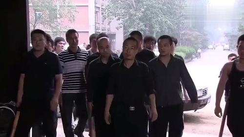 一群混混去车店找麻烦,没想到他是大佬的兄弟,混混怂