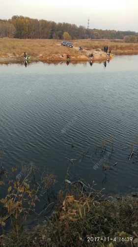 沙河水库北岸有人钓鱼,有人收费