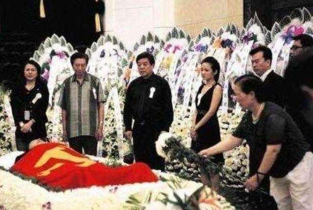 央视主播罗京逝世9年, 墓地铜像一尘不染, 墓碑上小细节引人泪目
