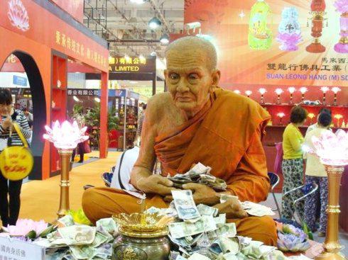 泰国肉身活佛至今330年与尊者结上佛缘