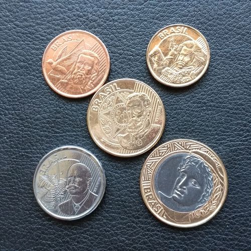 新版巴西硬币5枚套外币流通好品近全新包括高值双色币(大图展示)