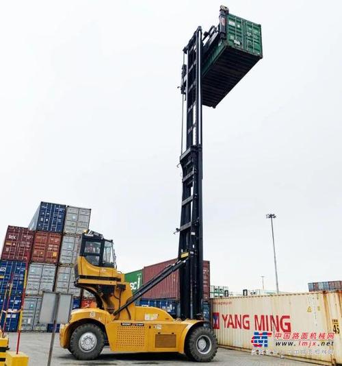 三一首款全电动集装箱堆高机