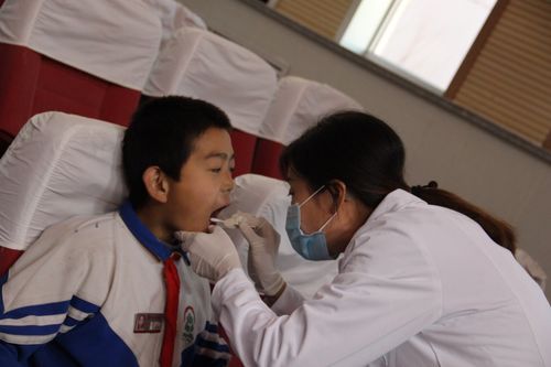 免费为我校学生检查牙齿.