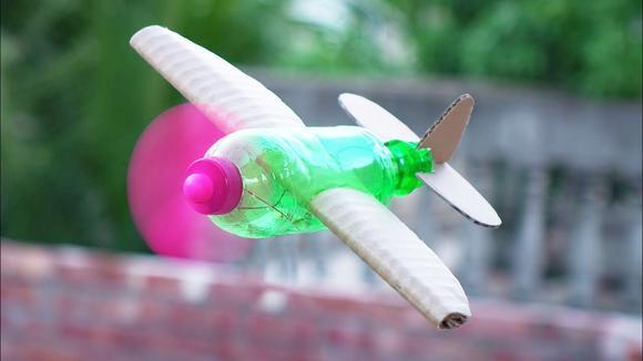 教你如何用塑料瓶和纸板制造飞行的飞机