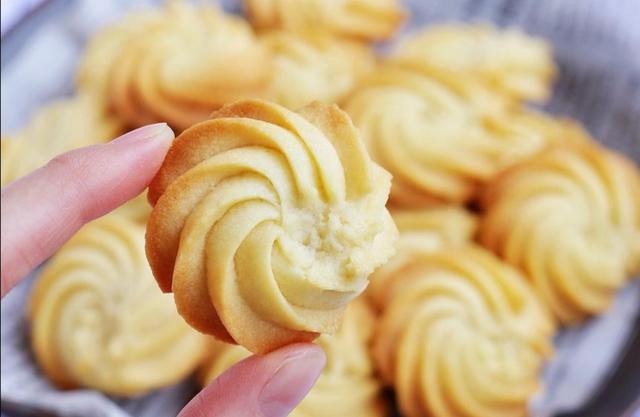 美味可口的淡奶油曲奇饼干就做好了.