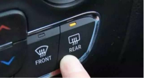 冬天汽车前挡风玻璃有雾,影响行车安全,该怎么处理?