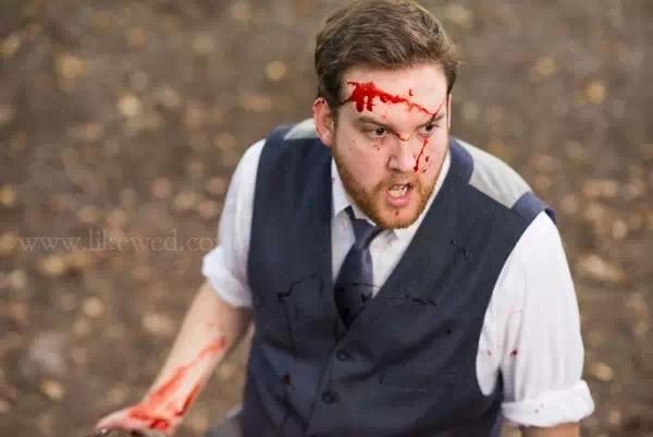 新娘替新郎擦拭溅在他脸上的血渍,似乎他们战胜了这丧尸,两人都有一