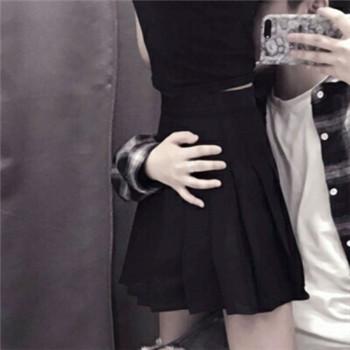 情侣头像半身控盘腿坐