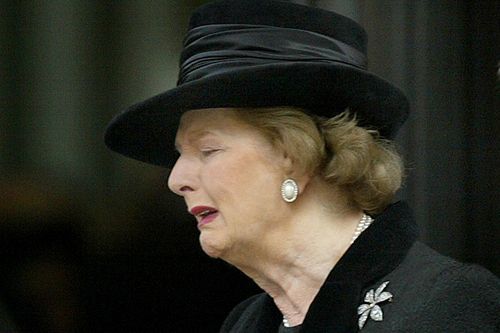 图为2003年10月30日,撒切尔夫人参加完纪念丈夫丹尼斯的活动后,露出