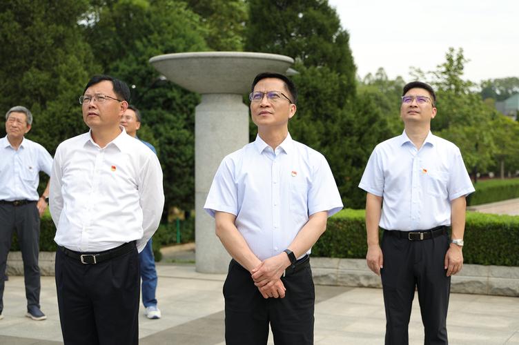 红安县委书记胡广,县领导余宏波,王雄国,红安卷烟厂党委书记陈实一同