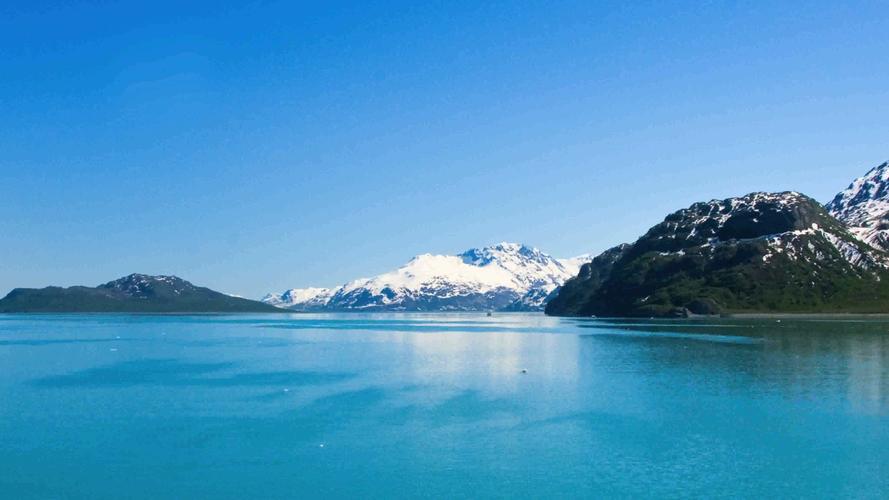 4k超高清美丽的蓝水和雪山覆盖在阿拉斯加