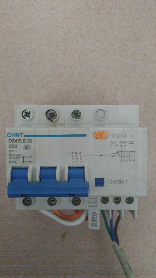 如图的三相空气开关怎么接到家庭电路中? 请说明那个口接什么线!
