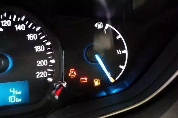 现在有一些车子的油表是有红线的,一般到红线的时候油箱里还有10%