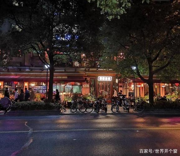 位于上海市的杨浦区,大学路是上海最容易忽视的一个地方.