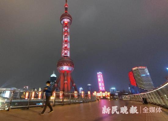今晚上海多个城市地标亮灯为武汉加油
