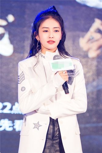 白鹿亮相《凤囚凰》开播发布会一人饰两角颇具挑战引期待