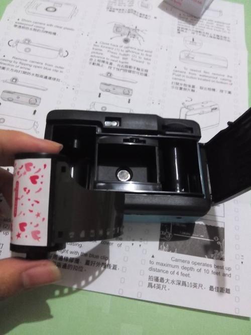 能不能告诉我这个菲林暗盒怎么装?新手不会用