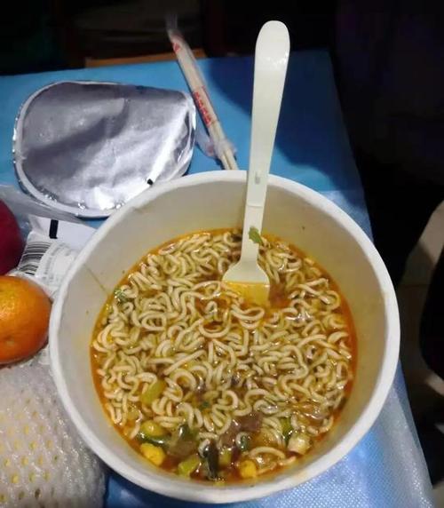 生日蛋糕,是一桶泡面!