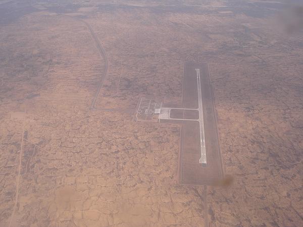沙漠中光秃秃的一条飞机跑道!