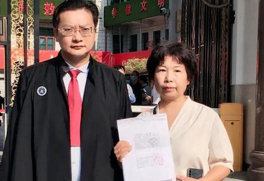 错换人生这件事情相信大家都有所关注,姚策的律师周兆成不仅自己贴钱
